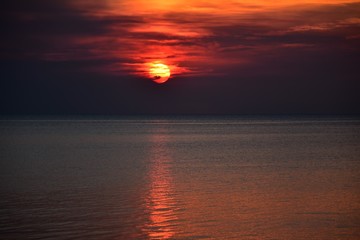 Fototapeta na wymiar Sunset on the bay