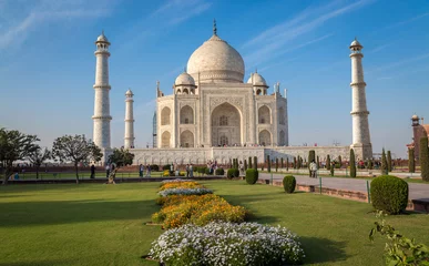 Cercles muraux Monument artistique Historic Taj Mahal with a clear blue sky - A UNESCO World heritage site.