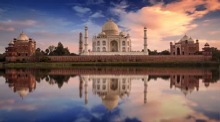 Verduisterende rolgordijnen zonder boren Artistiek monument Scenic Taj Mahal zonsondergang uitzicht vanaf Mehtab Bagh aan de oevers van de rivier de Yamuna. Taj Mahal is een witmarmeren mausoleum dat is aangewezen als UNESCO-werelderfgoed in Agra, India.
