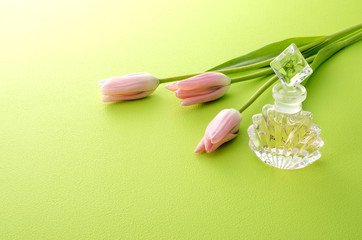 香水瓶とピンクのチューリップ