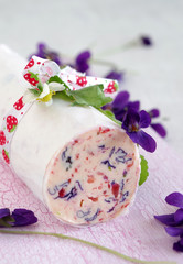 Erdbeer-Veilchen-Butter