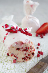 Erdbeerbutter mit roten Pfefferbeeren