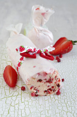 Erdbeerbutter mit roten Pfefferbeeren