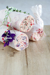 Variationen von Erdbeerbutter (mit Veilchen/Thymian/ roten Pfefferbeeren)