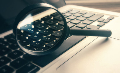 The magnifying glass is installed vertically on the computer keypad.