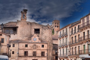 Fototapeta premium castillo e iglesia románica desde la plaza de Sepúlveda