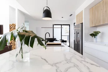 Photo sur Plexiglas Marbre Banc en marbre de cuisine se bouchent avec un pendentif et un vase suspendus noirs