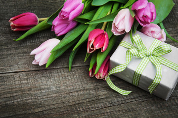 Obraz na płótnie Canvas Spring tulips flowers and gift box