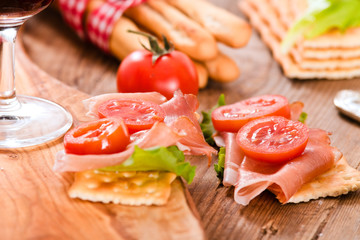 Crackers with ham and avocado. 