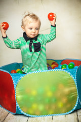 nachdenklich mit Bällen spielen