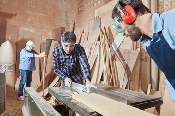 Schreiner sägen Holz mit Kreissäge