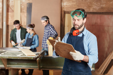 Schreiner mit Checkliste auf Klemmbrett