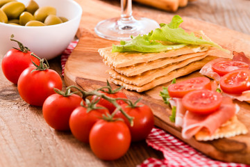 Crackers with ham and avocado. 