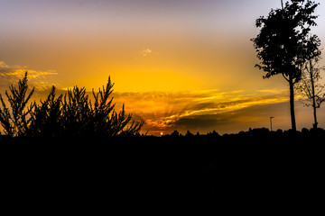 Sonnenaufgang mit dramatischen Wolken und starken Kontrast