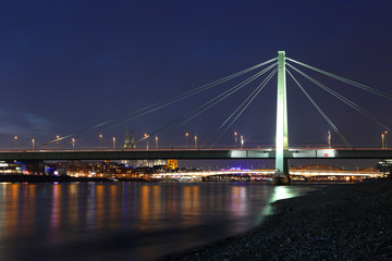 Fototapeta na wymiar Severinsbrücke