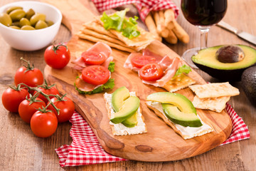 Crackers with ham and avocado. 
