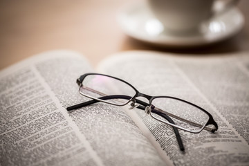 メガネと本