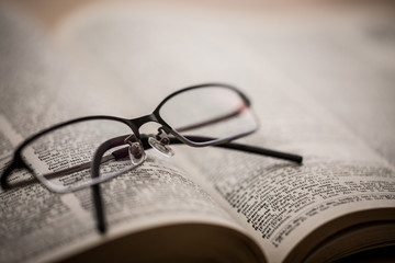 メガネと本