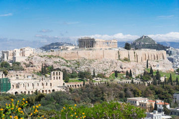 Fototapeta premium Znani panoramę Aten ze wzgórzem Akropol, Pathenon, amfiteatr Heroda Attyka i Wzgórze Lykabettus, Ateny Grecja