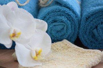 Obraz na płótnie Canvas Towels with luffa (loofah) glove and orchid 