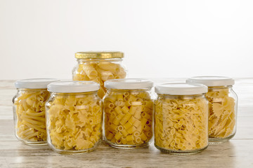 pasta secca corta in vasi di vetro con coperchio fronte 