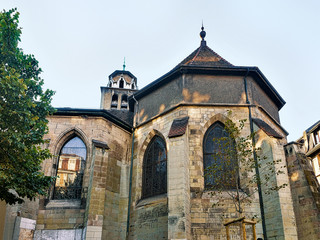 Fototapeta na wymiar Madeleine Church at old town in Geneva