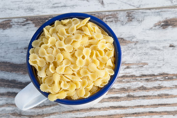 pasta secca in tazza metallica farfalline dall'alto