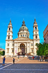 Fototapeta na wymiar St Stephen Basilica and people in Budapest