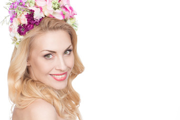 Naklejka premium Catchy smile. Mature woman with flowers in her hair smiling to the camera isolated on white copyspace on the side