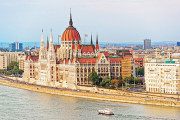 Obraz premium Water boat at Danube River with Hungarian Parliament Building