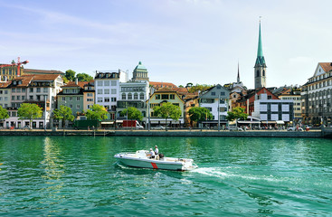 Obraz premium Fraumunster Church and motor boat at Limmat Zurich