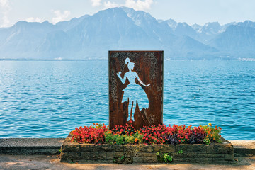 Figure of woman at Geneva Lake in Montreux - obrazy, fototapety, plakaty