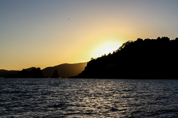 coucher de soleil sur falaise