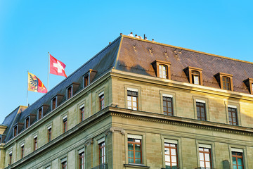 Obraz premium Swiss flags on top of building in Geneva