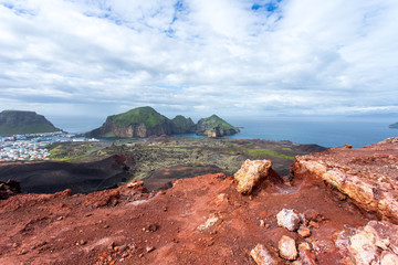 Blick auf Heimaey vom Vulkan Eldfell auf den Westmännerinseln, Island