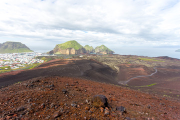 Blick auf Heimaey vom Vulkan Eldfell auf den Westmännerinseln, Island