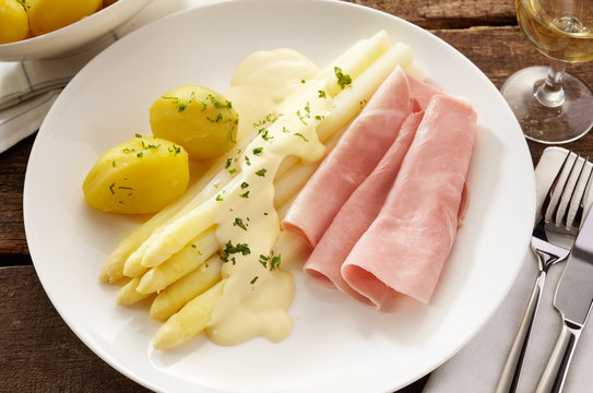 Tasty cold appetizer of asparagus and ham