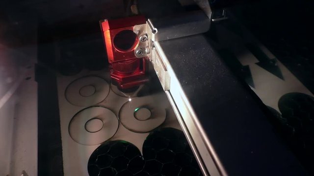 CNC Laser beim Zuschneiden eines Werkst&uuml;ckes