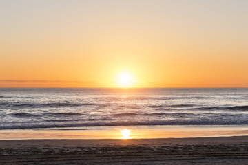 Obraz premium Gold Coast beach sunrise with ocean waves