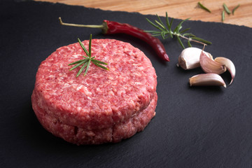 Hamburguesa cruda con condimentos