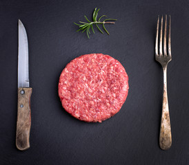 Hamburguesa cruda con condimentos