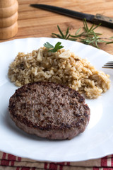 Hamburguesa con arroz listo para comer