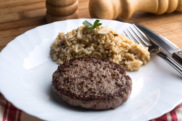 Hamburguesa con arroz listo para comer