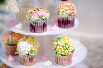 Beautiful wedding cupcakes decorated cream flowers