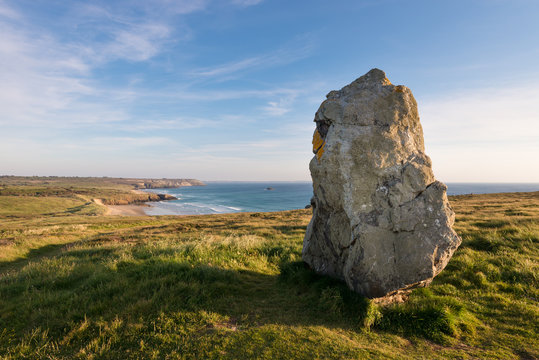 Vue sur le menhir et la plage de la Palue depuis la  pointe de Lostmarch en Presqu'&Icirc;le de Crozon (GR34)  - Crozon en Bretagne