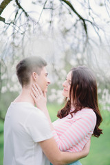 Fototapeta premium Verliebtes Paar unter blühendem Baum