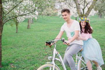 Naklejka premium Verliebtes Paar auf Fahrrad durch den Garten