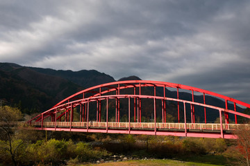 Obraz premium Red bridge in Okuhida onsen.