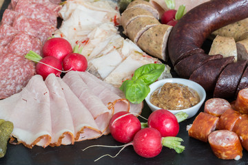 Wurstplatte variation auf einem Holztisch