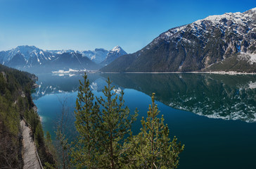 Fototapeta na wymiar Rundweg am tiefblauen Achensee, mit Spiegelung der Berge